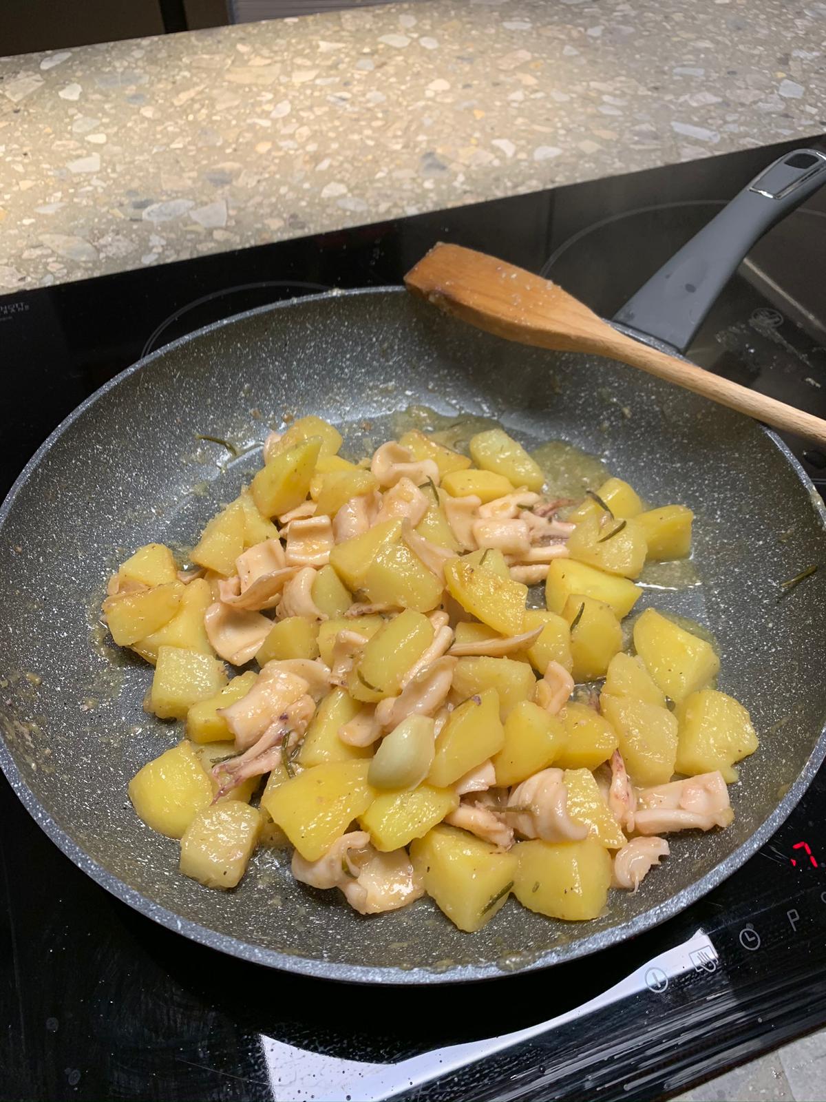 Calamari e patate in tegame