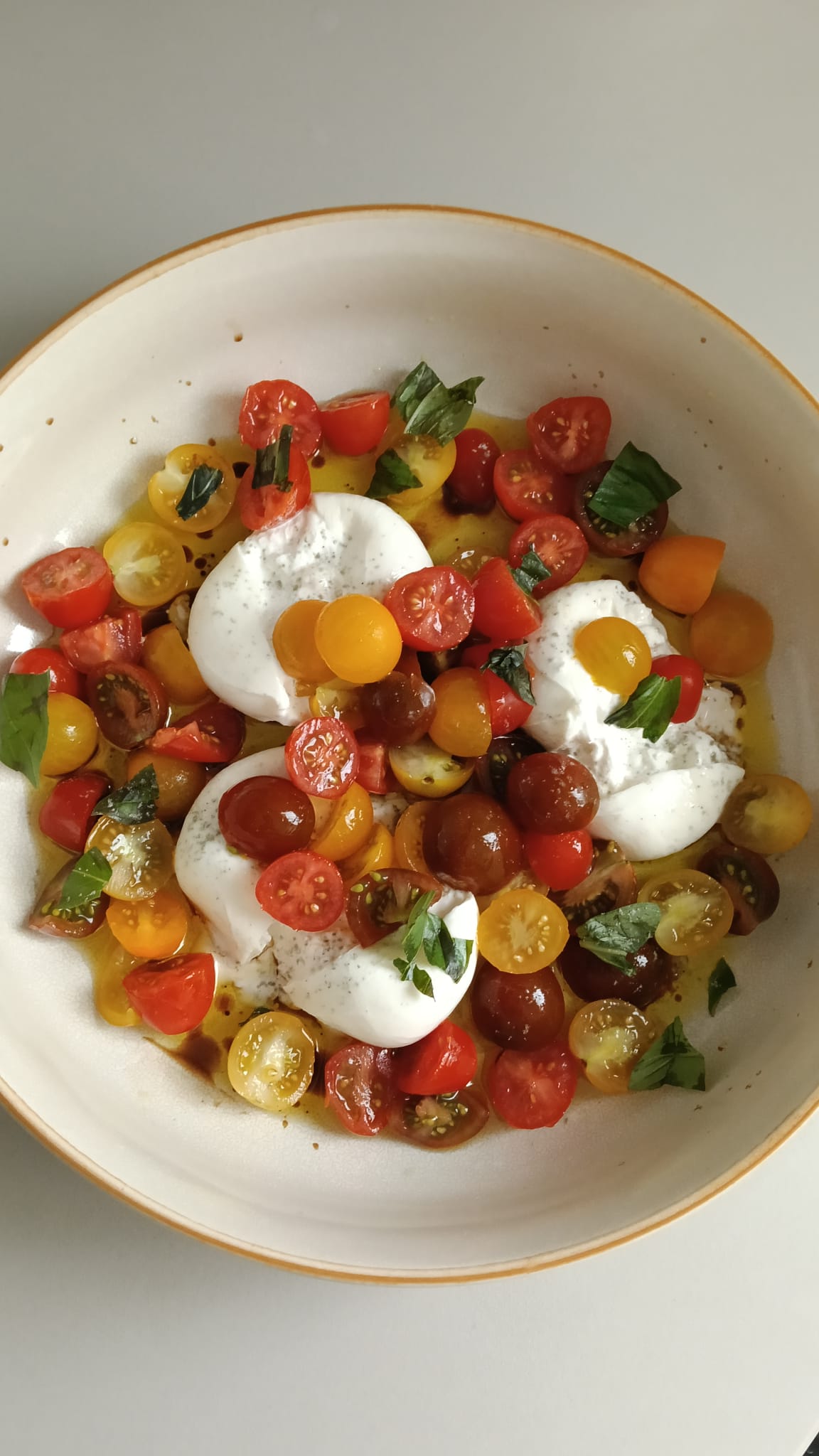 Insalata con burrata e pomodorini