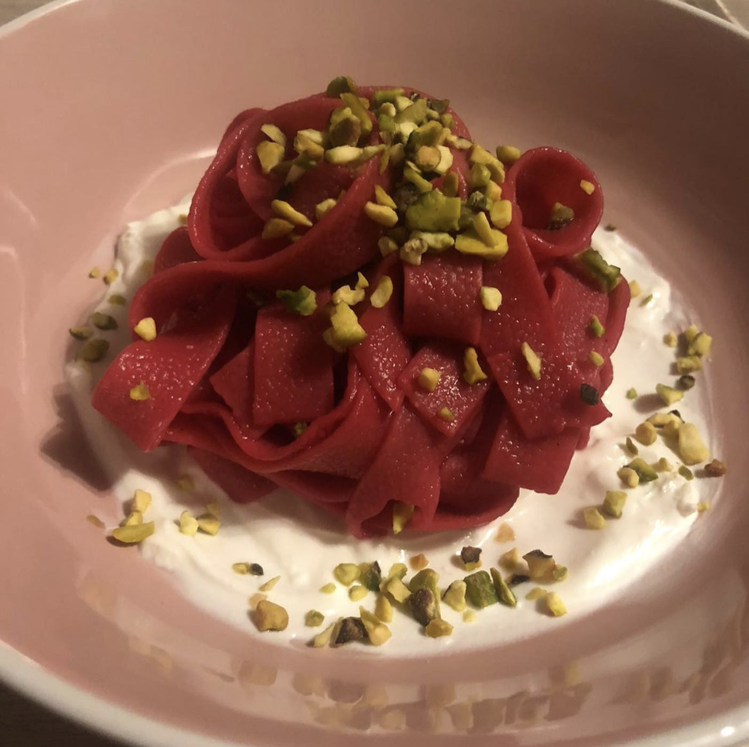 Pasta con crema di barbabietole, fonduta di zola e pistacchi