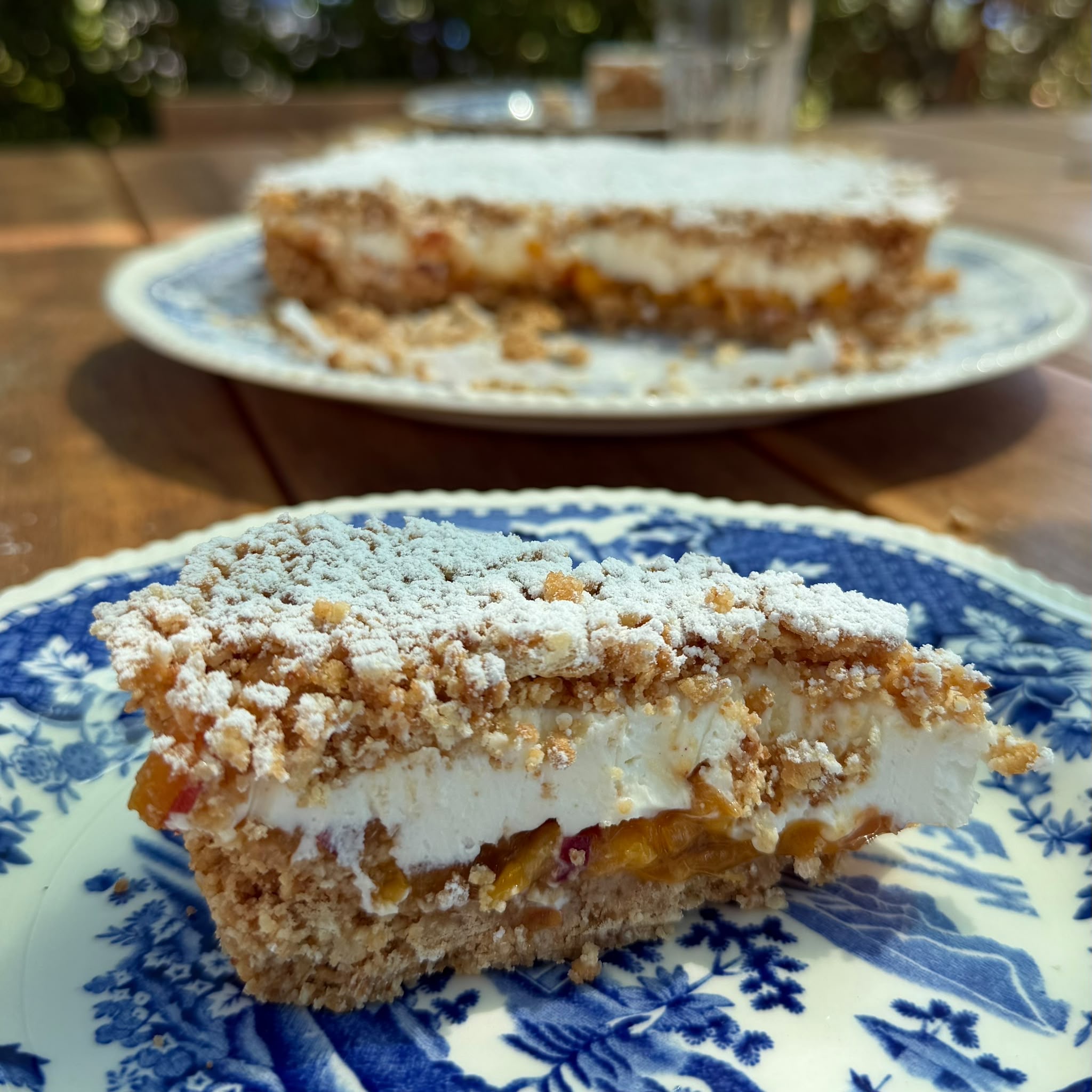 Sbriciolata con ricotta e pesche