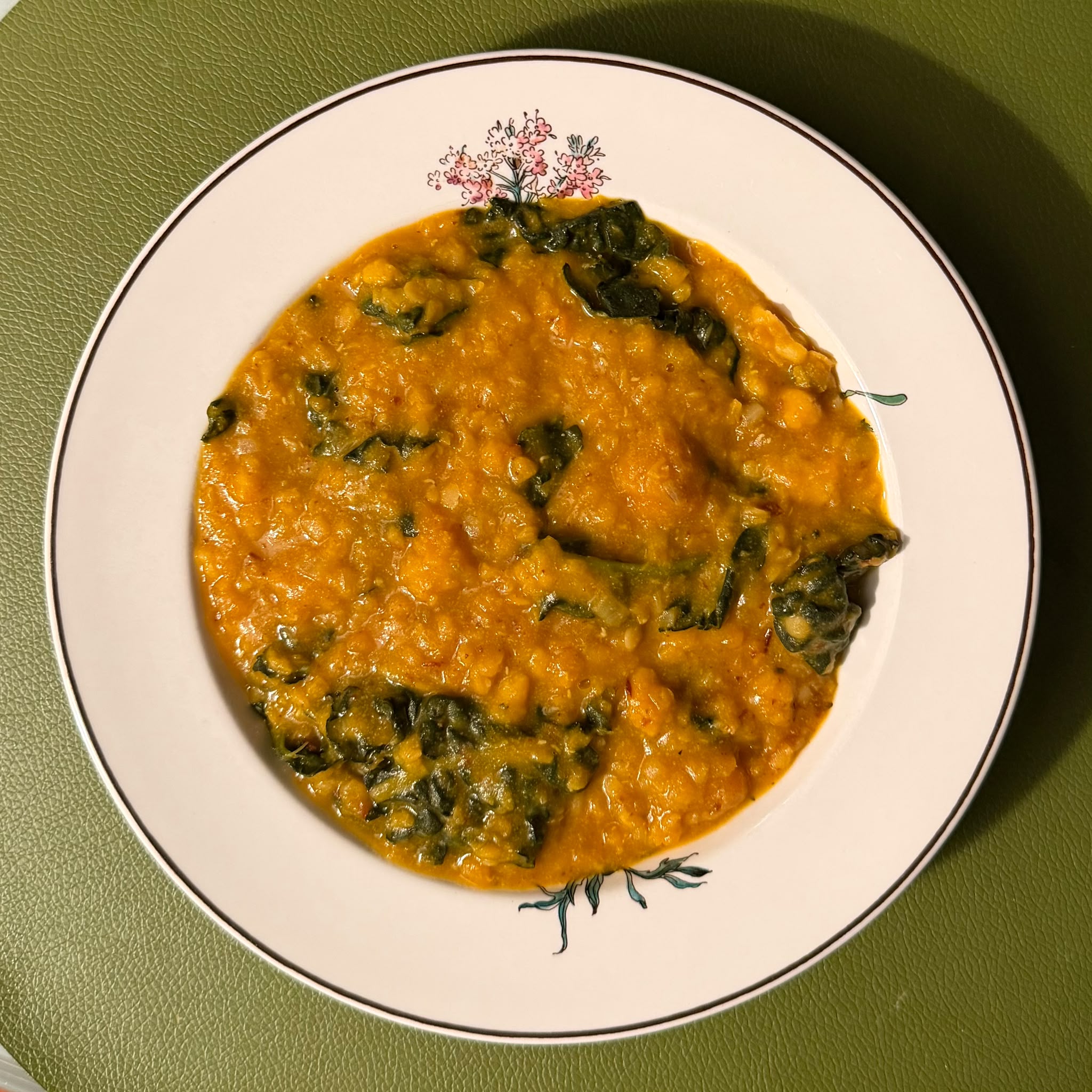 Zuppa di zucca, lenticchie rosse e cavolo nero